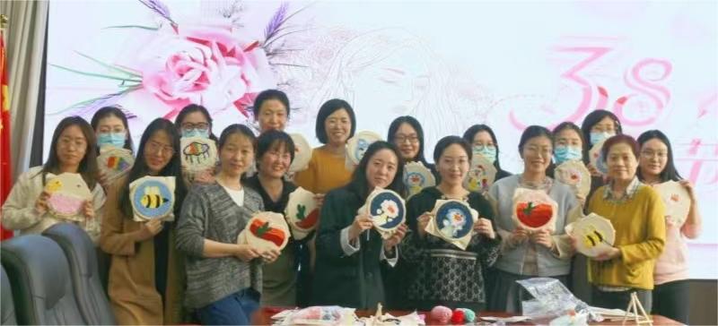 穿梭于方寸之間，感受傳統(tǒng)與現(xiàn)代的交融 ——農(nóng)墾中心舉辦“巧手展風(fēng)采，綻放‘她力量’”活動慶?！叭恕眿D女節(jié)